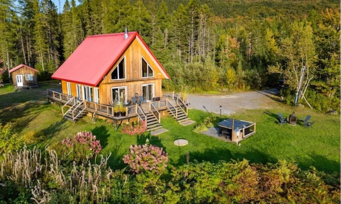 Saint-Raymond Cabin | Relax with Mountain Views, Hot tub and Fireplace