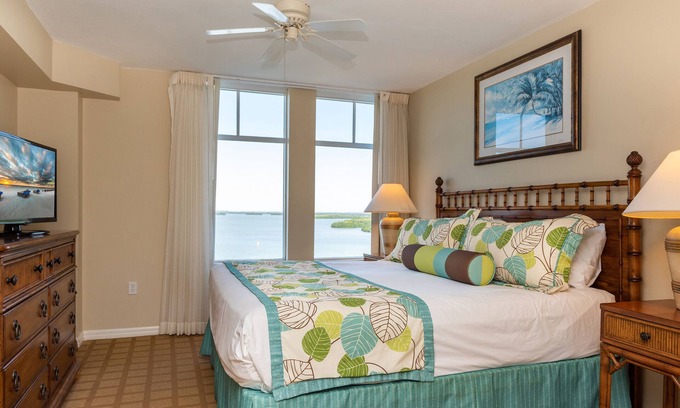 Fort Myers Beach Hotel | Relaxation Awaits: Ocean-View Suites w/Full Kitchens