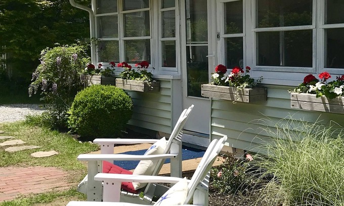 Westbrook Center Cottage | RELAXATION! Inviting, Cozy NE Cottage, 2 min walk to 🏖️, Midcoast NYC, Boston.