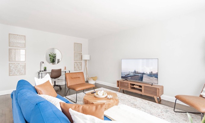 Rogers Park Apartment | Relaxing 2BR Apartment in Lively West Rogers Park
