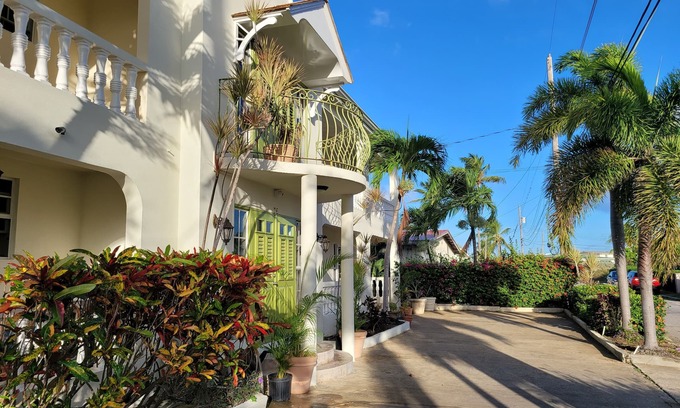 Atlantic Shores Apartment | Relaxing, Amazing beach, pool, Cheap cars, quiet area, Surfers paradise 1