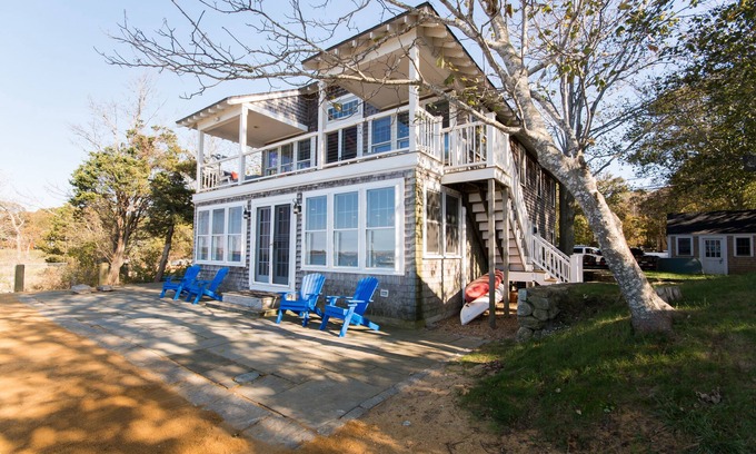 Oak Bluffs House | Relaxing Beach Front Home