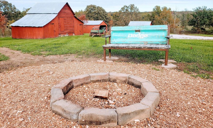 Vienna Cabin | Relaxing Cabin Retreat with Firepit and Large Party Deck