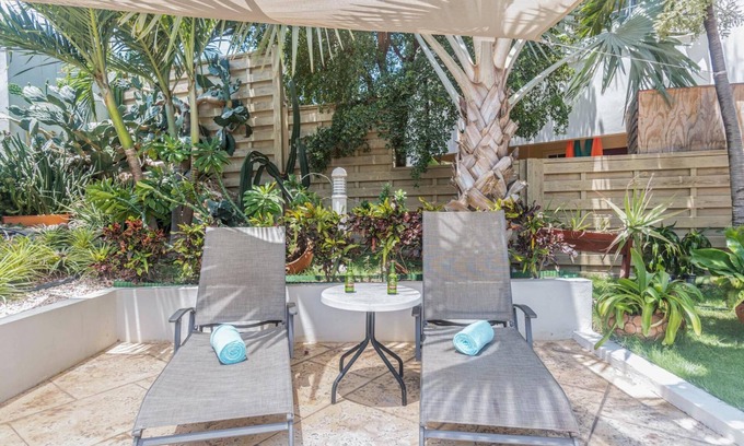Boegoeroei Apartment | Relaxing Central Bright Shared Pool Garden
