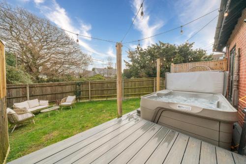 New Forest District Apartment | Relaxing Coastal Cottage with Hot Tub & Views