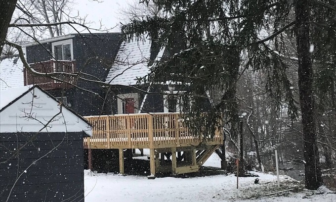Findlay Ski Chalet | Relaxing, Cozy & Secluded One Loft Bedroom A-Frame w/Wood Burning Pellet Stove