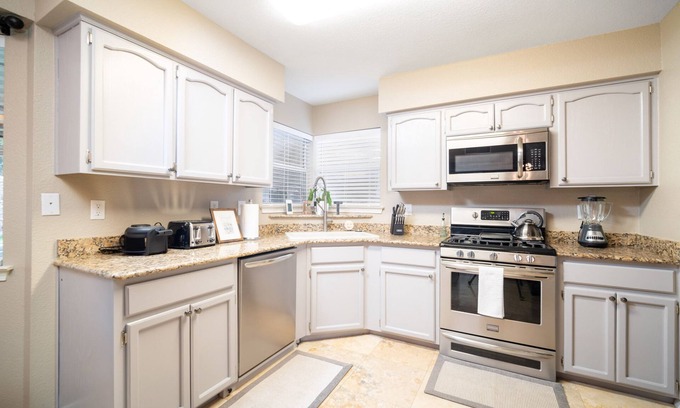 Bear Ridge House | Relaxing El Paso West Side Home W/Pool