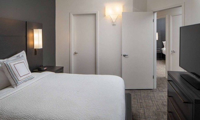 Arts/Warehouse District Hotel | Relaxing Getaway Awaits! Two Comfortable Suites, Outdoor Pool, Free Breakfast!