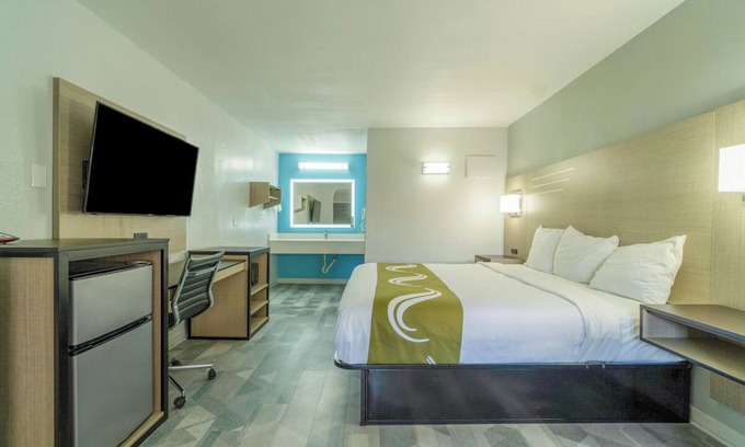 Pleasanton Hotel | Relaxing King Unit Near Pleasanton Country Club + Free Parking