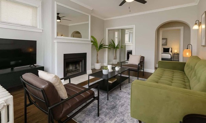 Boystown Apartment | Relaxing Lakeview Escape 2BR Apartment