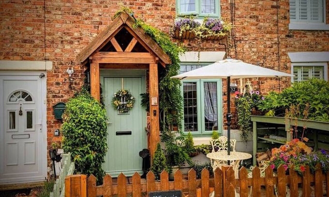 Nantwich House | Relaxing Nantwich escape with hot tub & private suite