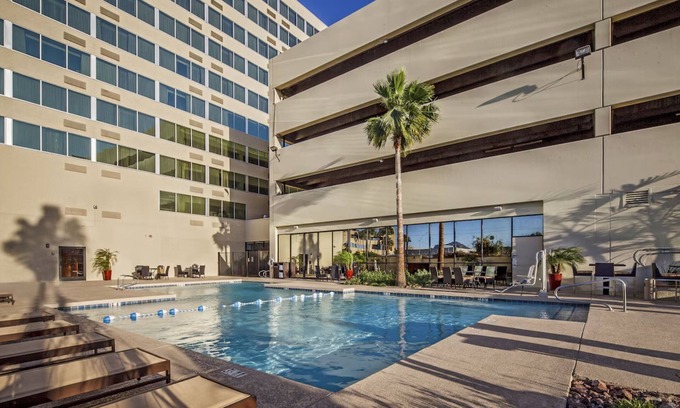 Phoenix Hotel | Relaxing Stay Close to PHX with Free Airport Shuttle, Pool & Game Room
