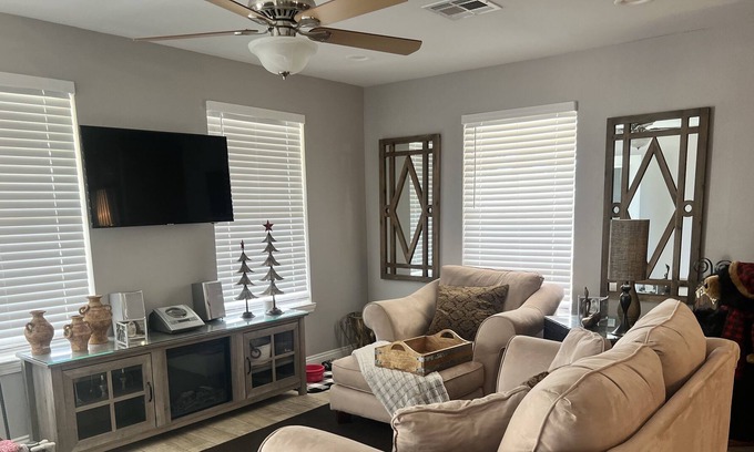 Springfield House | Relaxing sweet peaceful 2 bedroom 1.5 bathroom bungalow