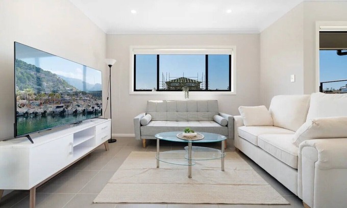 Cecil Park House | Relaxing Two-Level Retreat in Austral, NSW