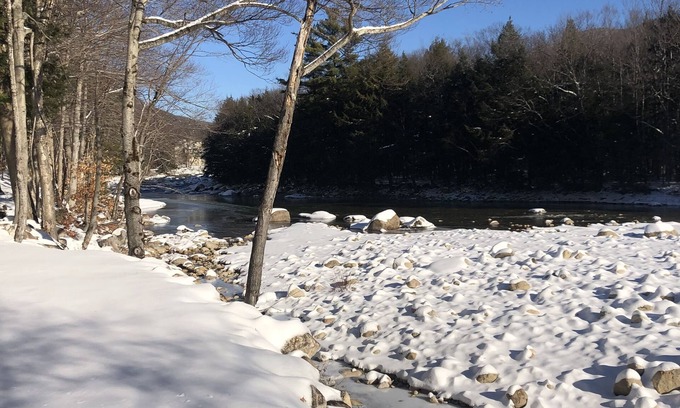 Lincoln Condo | Relaxing White Mtn Riverfront retreat, free shuttle to Loon