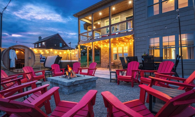 Davis House | RelaxingBarrelSauna BigHotTub Arcades AirHockey