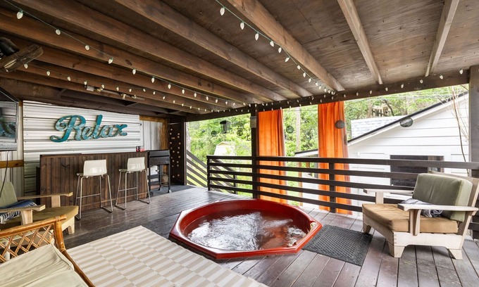 Austin House | RelaxOnRountree - Hot tub & Authentic ATX home.