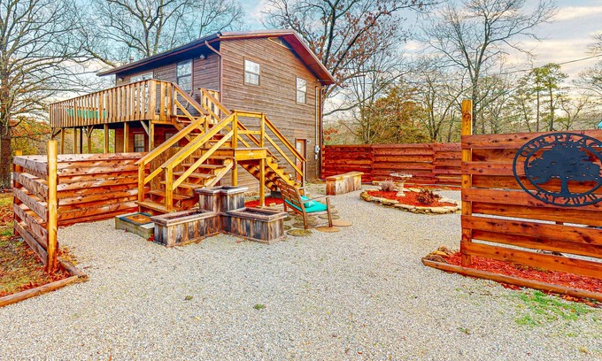 Eureka Springs Cabin | Remodeled cabin in quiet location with firepit, private balcony & smart TV