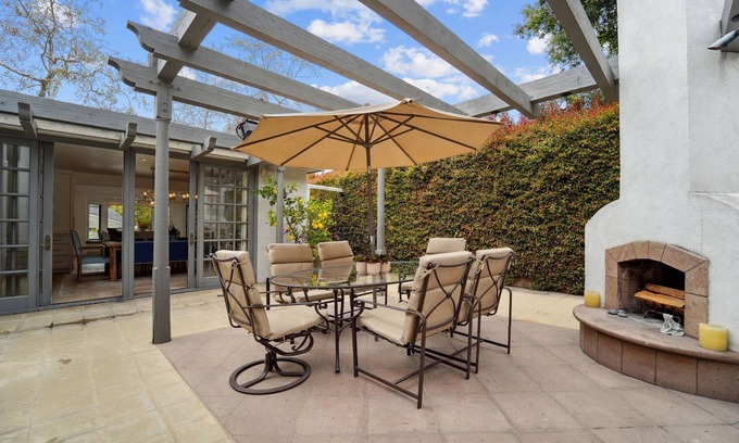 Pacific Palisades House | Remodeled Charming Pacific Palisades Home with Pool/Spa