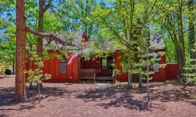 Pinetop House | Remodeled - Cute Family Cabin in Pinetop Country Club, Dog friendly
