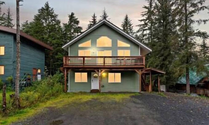 Alyeska House | Remodeled Duplex - Lower Level - Close to Ski Lifts