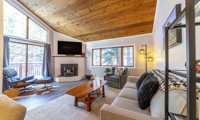 Mammoth Lakes House | Remodeled home near Eagle Lodge – Jacuzzi, Wi-Fi, Parking