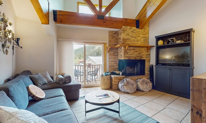 Red River Condo | Remodeled Main Street condo with balcony & fireplace - walk to lifts and dining