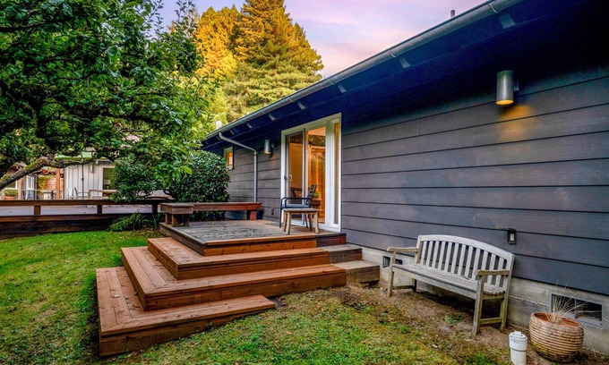 Jacoby Creek House | Remodeled ranch home with hot tub, basketball, 4 fireplaces, firepit, Ping-Pong