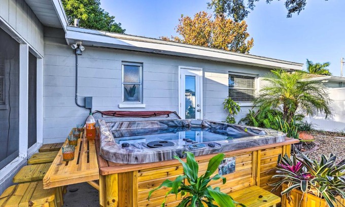 South Pinellas Community Council House | Remodeled St Petersburg Retreat with Hot Tub!