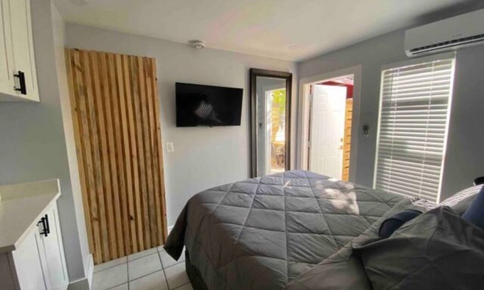 East Fort Lauderdale Cottage | Remodeled Beach Cottage, Queen Bed , Walk to Ocean, Dining & Shops!