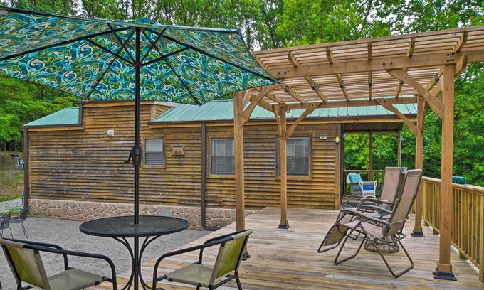 Oak Grove Cabin | Remote Cabin Getaway - Steps to Table Rock Lake!