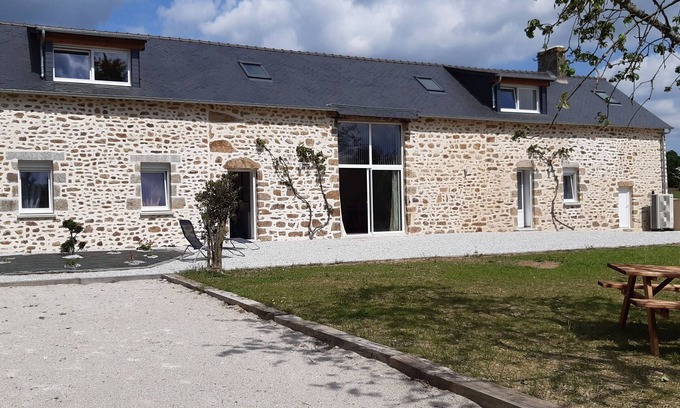 Saint-Leonard-des-Bois Cottage | Renovated Countryside Longère: 15 Guests, Gardens, Close to Outdoor Activities