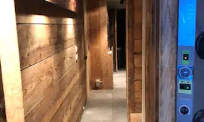 La Perriere Ski Chalet | Renovated 12-person chalet (6 bedrooms - 6 bathrooms) at La Tania Courchevel - domaine 3 vallées