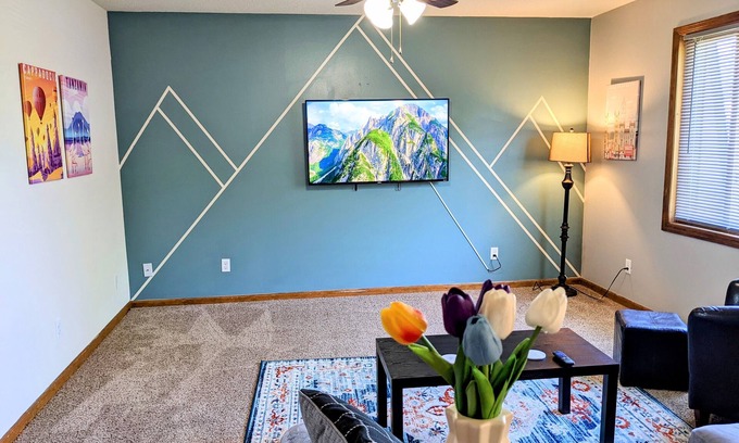 Pottawattamie County Apartment | Renovated 2-bed apt, right next to downtown Omaha