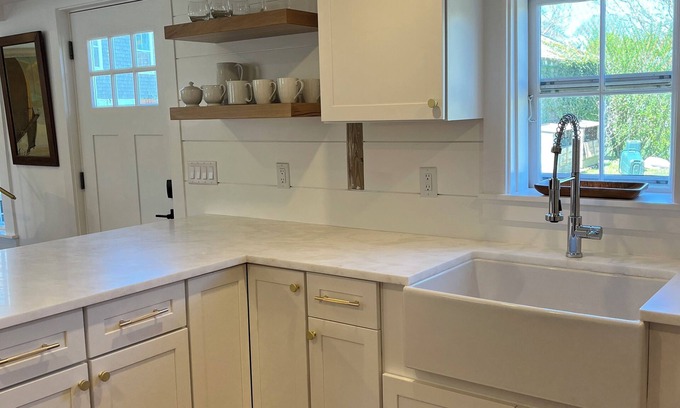 Nantucket Town House | Renovated 2024, Blocks From the Inner Harbor/Downtown - King, Twins, Pull out.