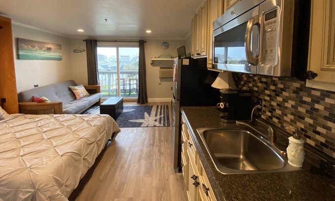 Hampton Condo | Renovated 2nd floor ocean side studio with a kitchenette 3 Min walk to the beach