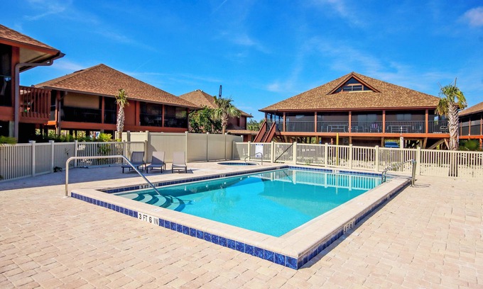 Sanibel Condo | Renovated 3-BR Villa with Rooftop Sundeck, Gulf Views and Private Beach - Signal Inn 16