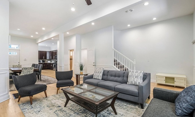 Grand Boulevard House | Renovated 6 Bedroom 5 Bathroom Home 10 Minutes from Downtown Chicago