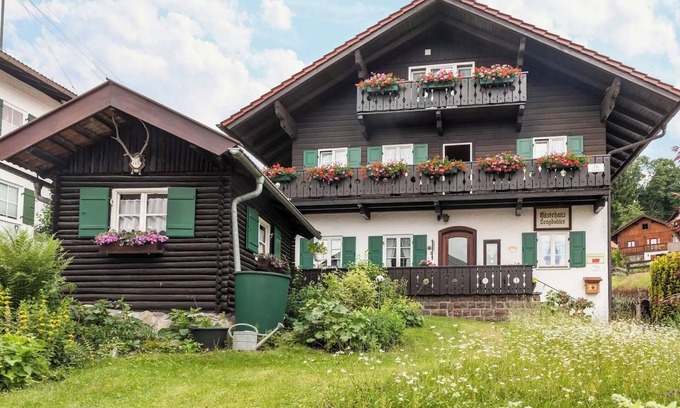 Bad Kohlgrub Apartment | Renovated Apartment "Ferienwohnung - Hexi" with Mountain View, Private Terrace & Wi-Fi