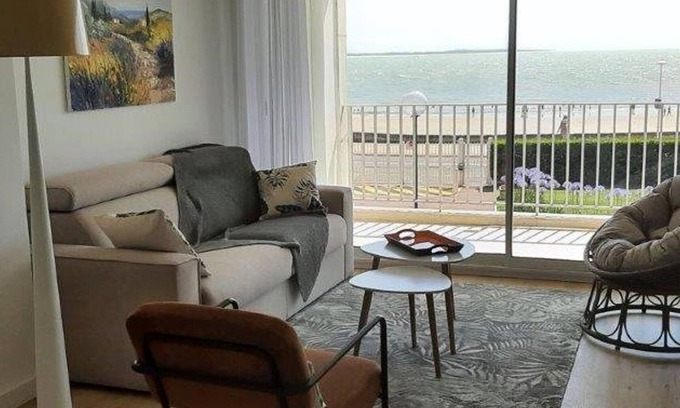 Pontaillac Apartment | Renovated apartment 85m2, terrace, parking, beachfront