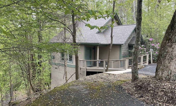 Boone Cottage | Renovated Boone Deluxe Cottage with 2 bed 2 bath, sleeps 6 max, pet friendly