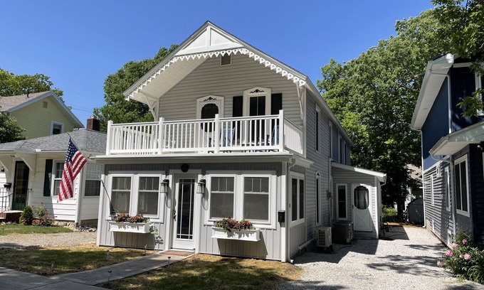 Marblehead House | Renovated Cottage in Central Lakeside