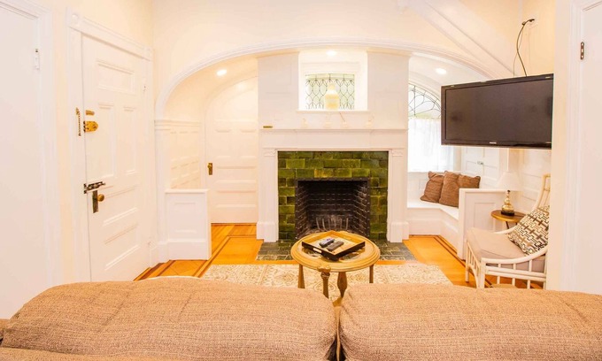 Cleveland Circle Apartment | Renovated,Chic 1 bed,sleeps 4,steps to transit