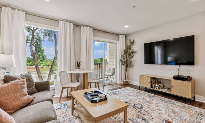 North Capitol Condo | Renovated Chic, Riverfront Condo w/Pool