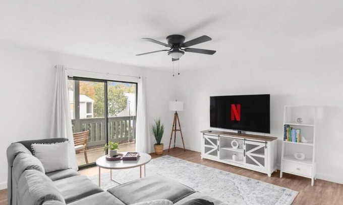 Vestavia Hills Condo | Renovated condo near Samford with full kitchen,W/D, parking and super fast Wi-FI