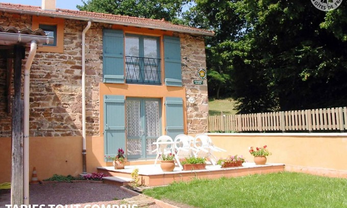 Montagny Cottage | Renovated cottage with terrace and wifi, near trails