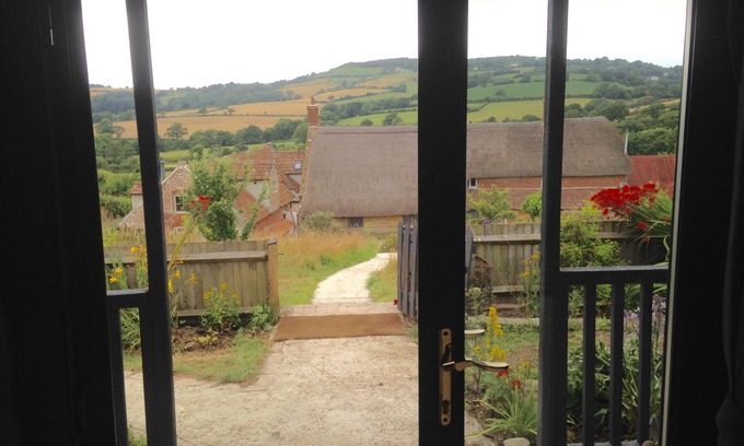 Bridport Cabin | Renovated cricket Pavilion, huge views, walks. close to amenities, beach, pub