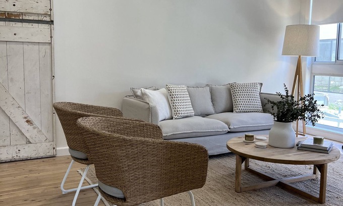 East Albury House | Renovated home close to sports precinct, hospital and short walk to Albury CBD