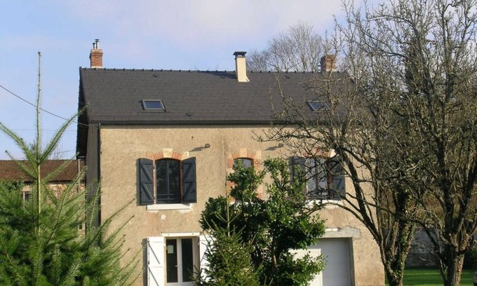 Urcay Cottage | Renovated house near the river, pets allowed, large garden