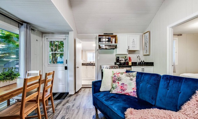 Dwight House | Renovated Muskoka cottage right on lake - Breeze